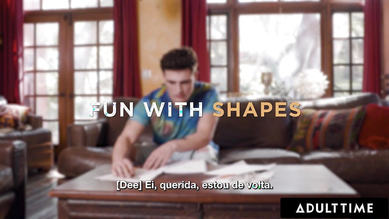 TIMP PENTRU ADULȚI - armăsarul excitat este obsedat de țâțele uriașe ale mamei vitrege Dee Williams! - SUBTITRĂRI ÎN PORTUGHEZĂ