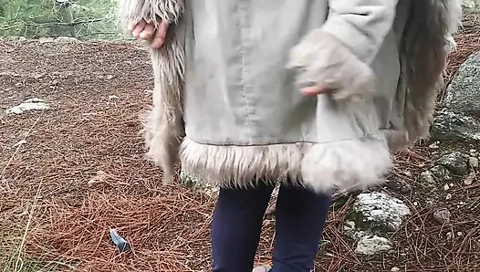 BÜYÜK GÖTLÜ ESMER KADıN AÇıK HAVADA DAĞDA SEKS YAPıYOR