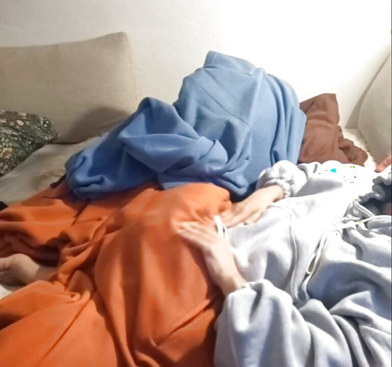 穿着宽松运动服游泳