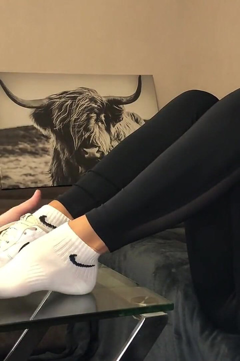 Dirty White Sneaker Worship - Meias fedorentas na cara com Valéria Night (vista lateral)