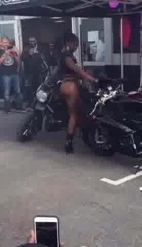 Ebony ass shaking