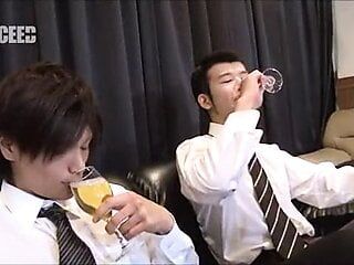 Japonští chlapci pijí chcanky