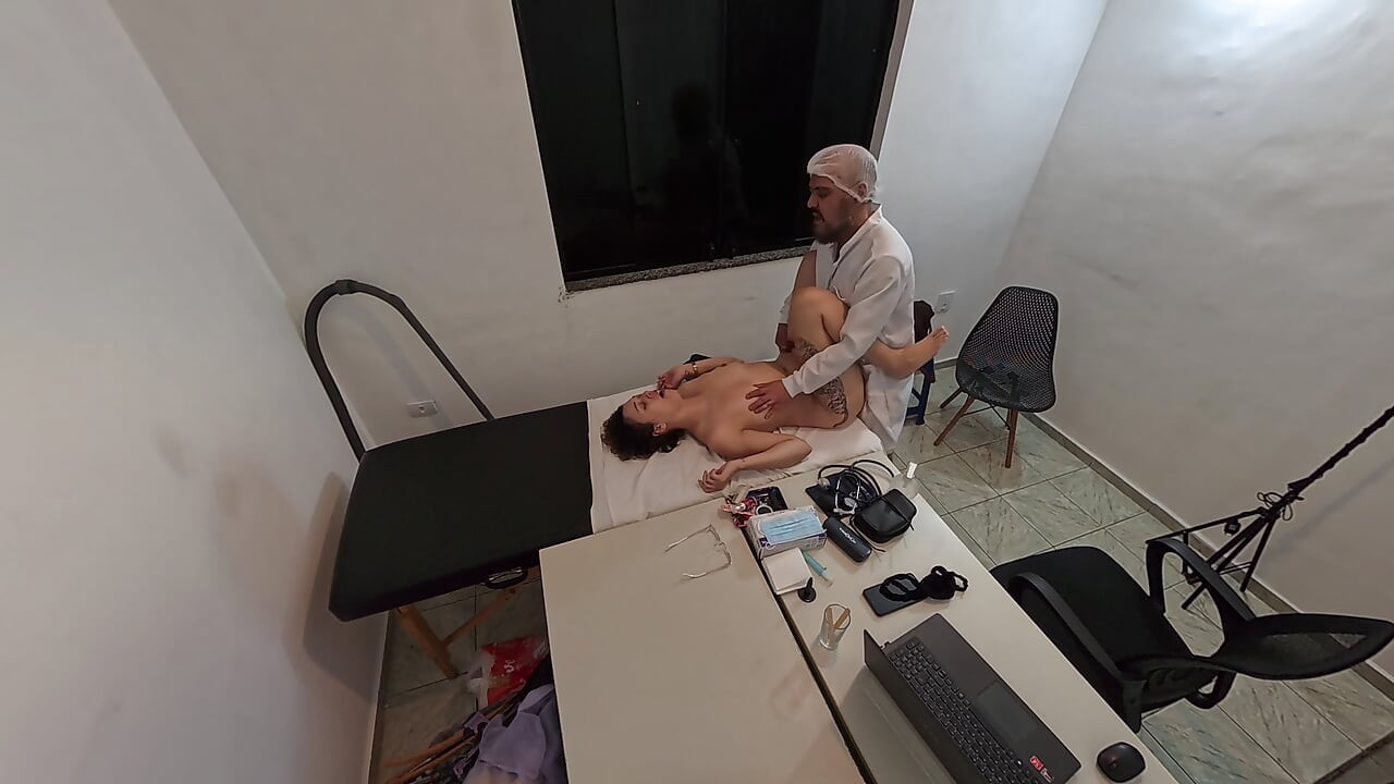 Médico brasileiro realiza exame médico pré-emprego em mulher estrangeira.