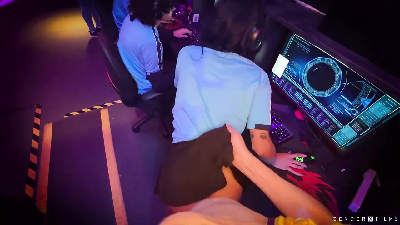 Gender X films - E-spiele, trans-hottie im Computerclub von rivale zertrümmert, während teamkameraden zuschauen!