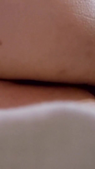 Unvergesslicher moment von "Ich mag mit gekreuzten beinen masturbieren, ich quetschen meine hüften hart zum ORGASMus! Pulsierendes und anus nahaufnahme"