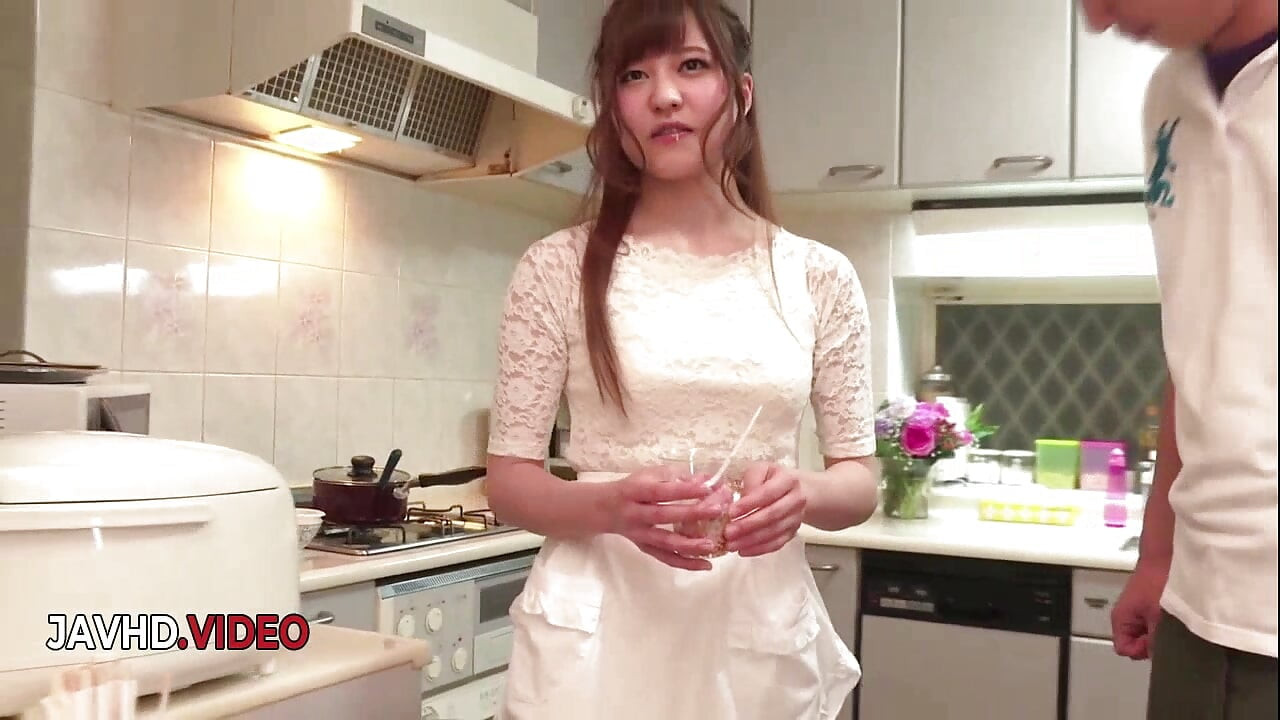 Selvagem japonesa beleza Mai Oginos peituda paixão acende sessão séria de boquete