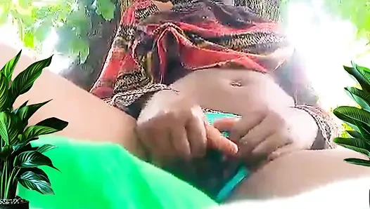 Женская соло, горячее порно мастурбации от Givensex, выступая в деревенском кусте, наслаждаясь самонаслаждением с ее мокрой тугой киской!