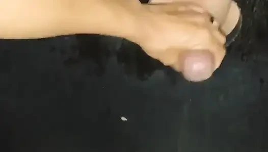 Ich habe im Swingerclub aufgehÃ1/4ckte mich von allen ins gloryhole ficken