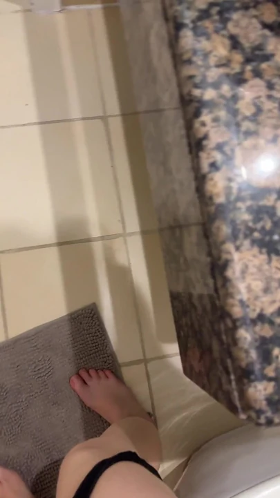 你可以透过她的T恤看到她的大乳头