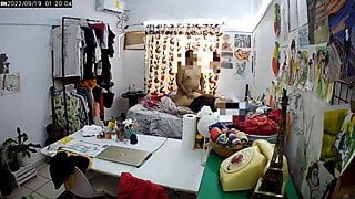 妻の部屋にカメラを設置して、オフィスで仕事をしている彼女を観察した