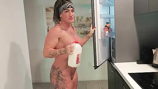 Aku lagi asik mandi pakai susu