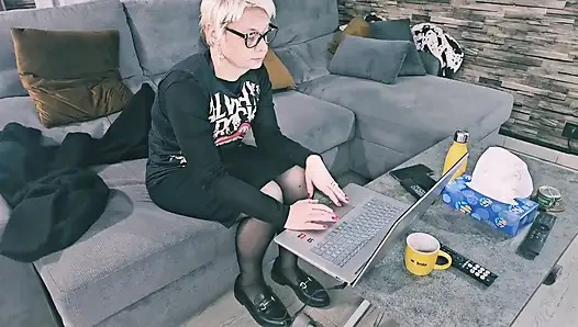 Мне пришлось выбирать между работой или дилдом для своей зрелой MILF киски