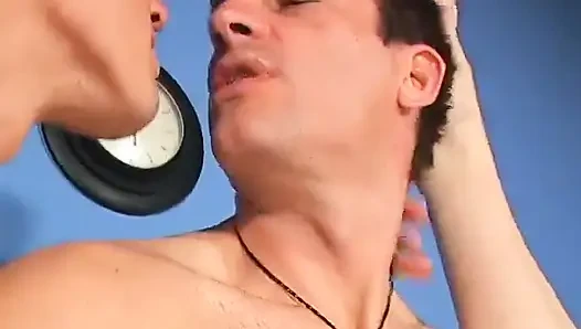 Cewek semok rambut pirang dengan toket besar alami lagi asik seks threesome bareng pasangan biseksual di ranjang