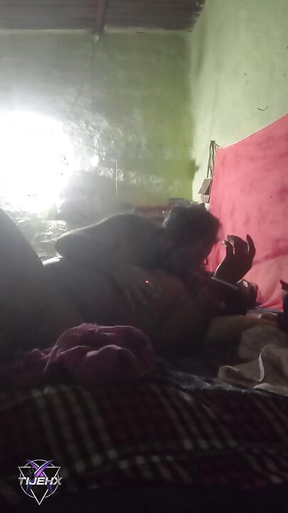 Ανικανοποίητη Ινδή χωριάτισσα γαμήθηκε με τον διάβολό της