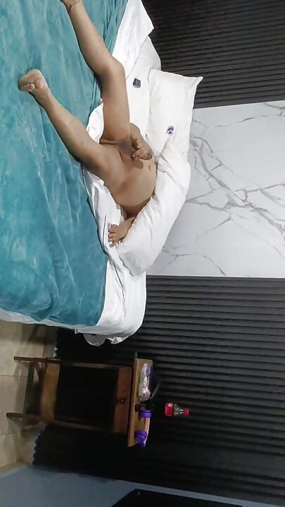 Assista me masturbar na cama antes de tomar banho.