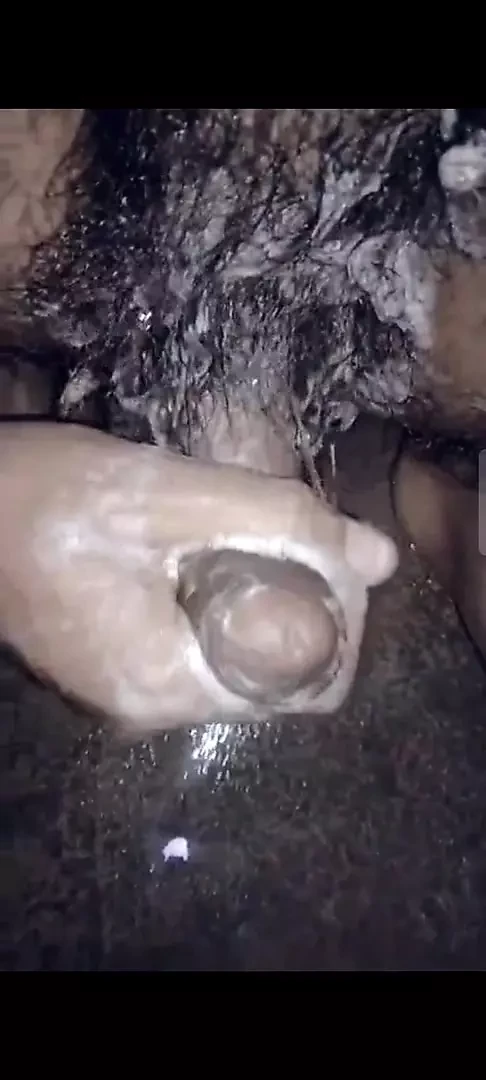 Kontol berbulu Jerman mencuci dan mengocok