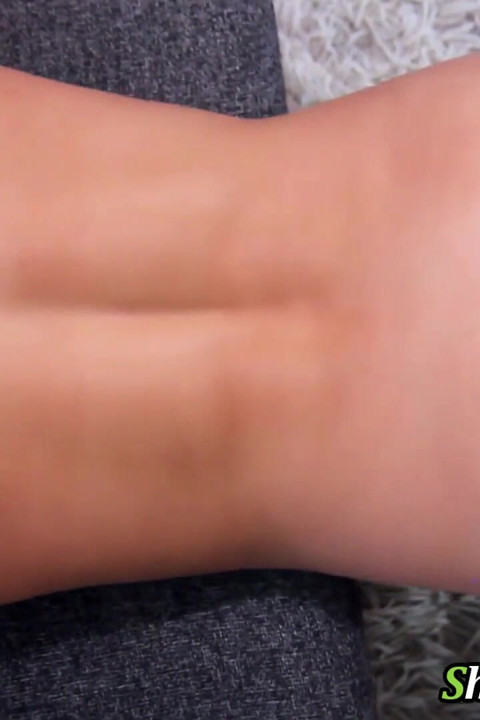 Маленьку підтягнуту брюнетку відтрахали в нижній білизні