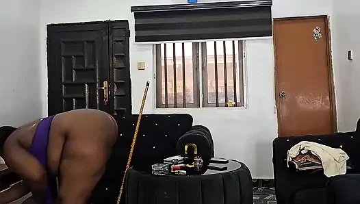 Şişman götlü zenci orta yaşlı seksi kadın çıplak temizliyor