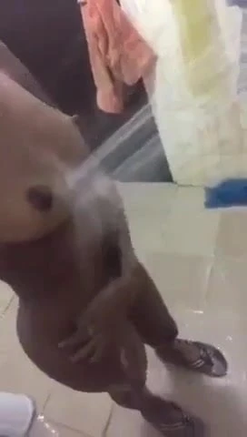 Ma pute camerounaise qui prend son bain