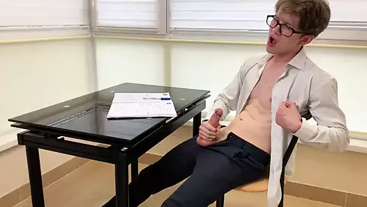 Un lycéen se branle et il est trop excité pour étudier une grosse bite (23