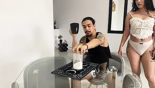 MEINE STIEFSCHWESTER GING UND IHR DICKER ARSCH, BESTE FREUNDIN, GAB MIR EINEN BLOWJOB! - PORNO AUF SPANISCH