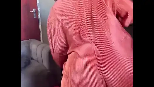 Tanteku lagi bersih-bersih sambil nonton pantat bahenolnya