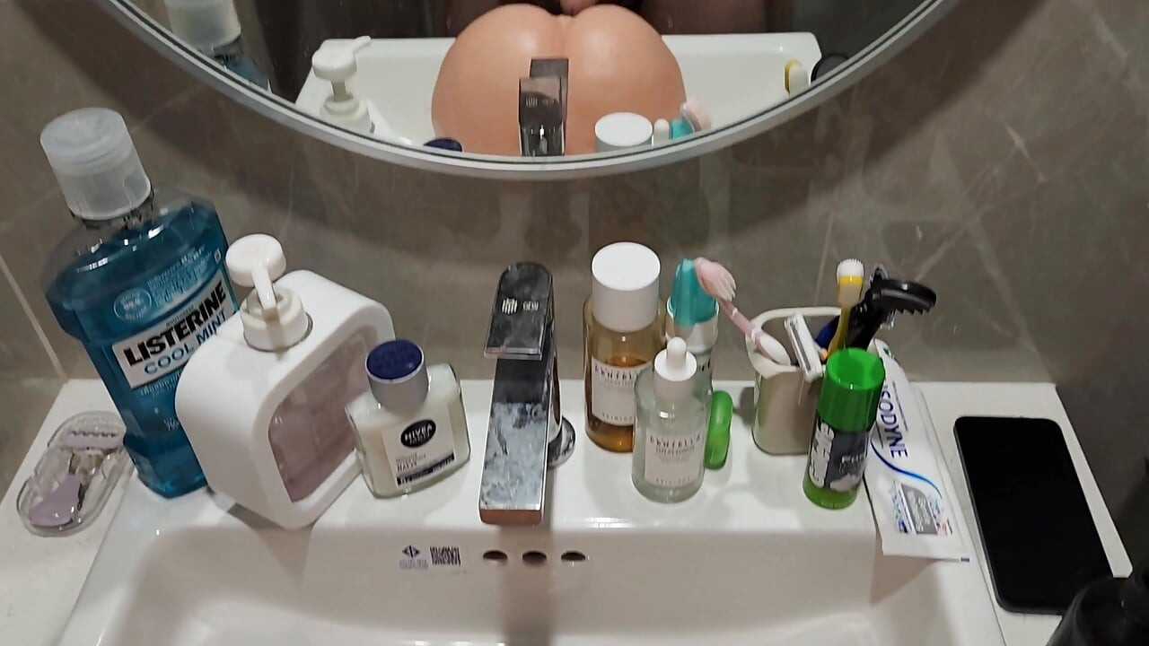 A Guy Jerks off in Front of a Mirror