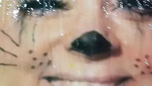 Lisa die Katze mit Sperma und Pisse bedeckt