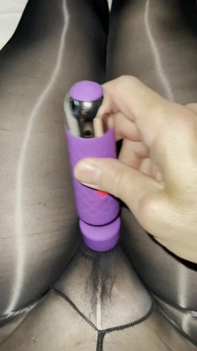 Bergetar dan menghisap zakar saya dalam pakaian ketat berkilat minyak