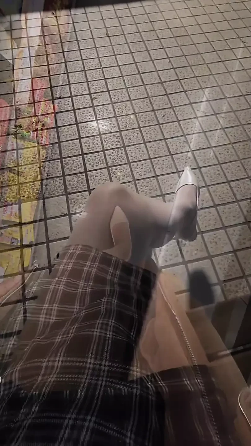 Punčochy s krátkou sukní a bílými kalhotkami.