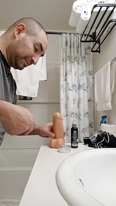 דילדו, רצועת ריצה וטבעת זין.