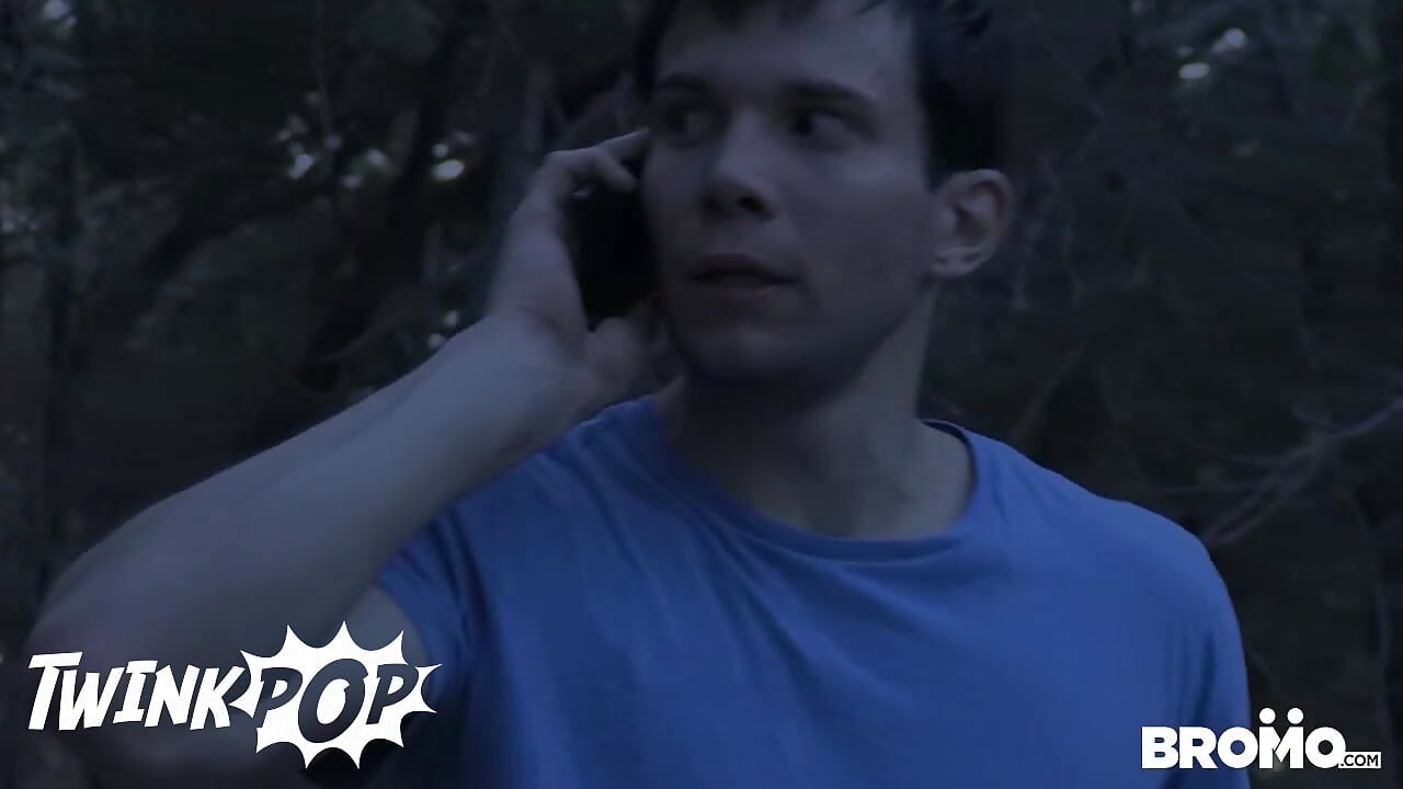 TWINKPOP - Hot Stud στενάζει με ευχαρίστηση σε Kinky Bondage ταινία τρόμου παρωδία Fuck φαντασία