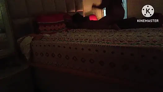 Hintli ev hanımı eski erkek arkadaşıyla ilişki yaşıyor