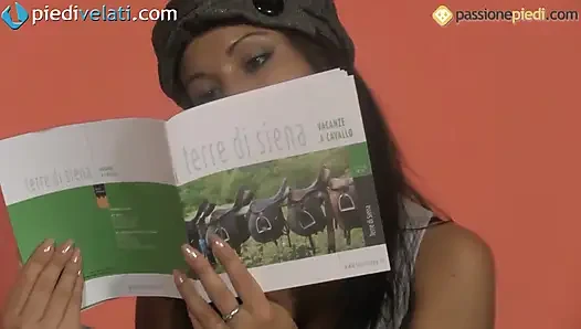 Jessika, симпатичная крошка в нейлоновых чулках играет с ее ступнями
