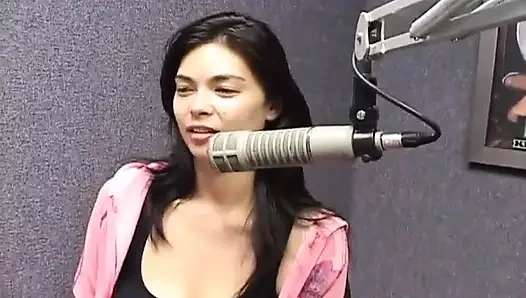 Wawancara Radio di Honolulu Menampilkan Tera Patrick