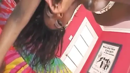 Zenci hatun parmaklarıyla amını damlatıyor ve zonklayan yarağı emiyor