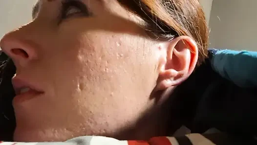 Üvey kız yatakta yüz aşağı saklanıyor ve sessiz bir dölleme yapıyor (beni karısı sandı)