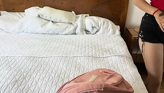 Neden çantamı kontrol ettin? "Arkadaşımın dildosunu valizinde buldum ve bir otel odasını paylaştıktan sonra seks yaptık."