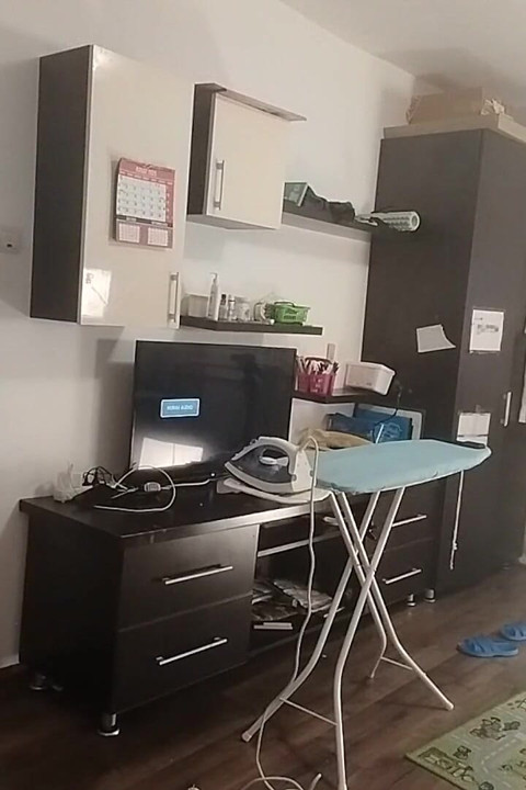 Sexet brunette gør nøgne pligter rundt i huset