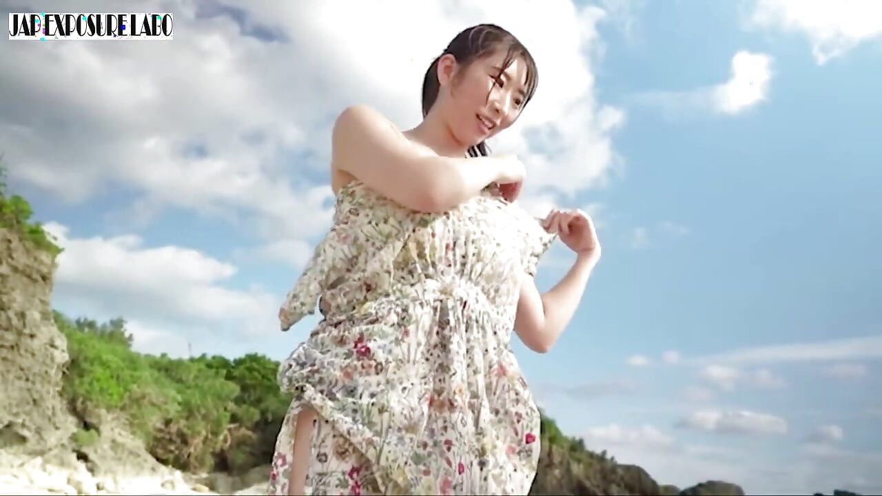Gravure Idol dans les coulisses d’Okinawa, un moment audacieux hors caméra capturé discrètement