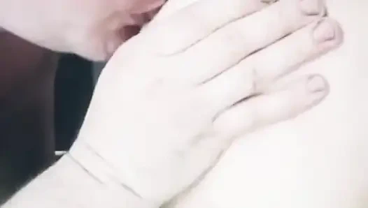 Jilat krim kocok dari payudara Anda