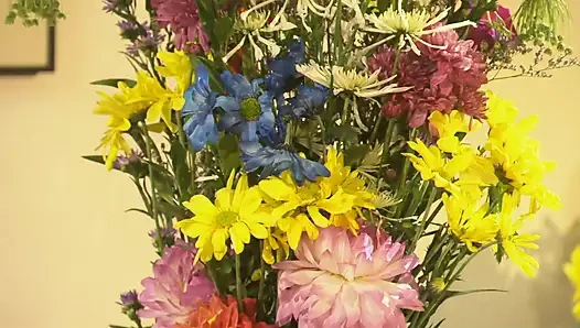 Горячей крошке-блондинке с натуральными большими сиськами трахают обе дырки