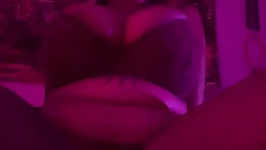 Cewek kulit hitam lagi asik ngentot dildo sendirian