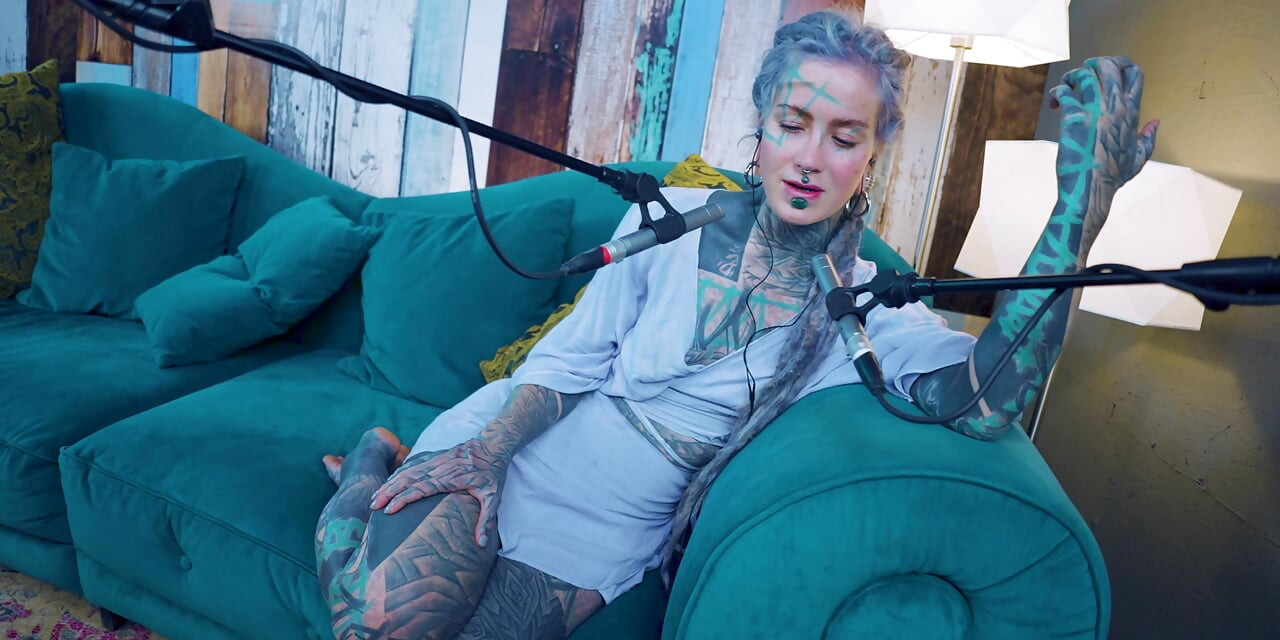 Jeg taler om F - Fear - ASMR podcast SFW taler goth tynd pige dreadlocks tatovering model blæk pige