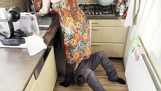 Tukang leding ini lagi asik istri hot rambut pirang ini saat suaminya lagi di kantor