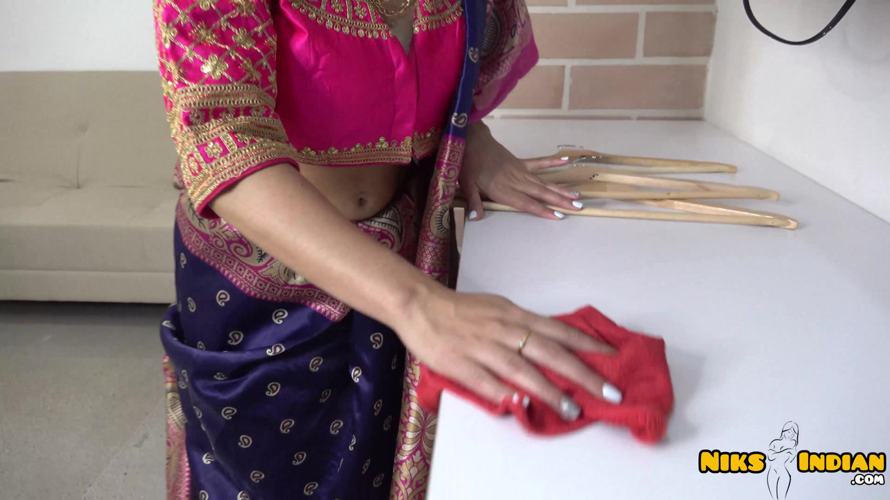 巨大なおっぱいを持つインドの熟女がサリーを剥ぎ取り、セックスをする