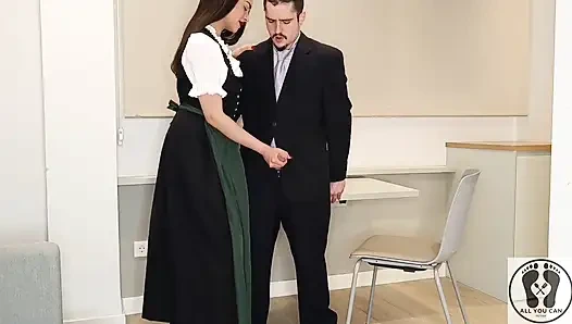 Geleneksel Avusturyalı dirndl giyiyor ve onu sıvazladı