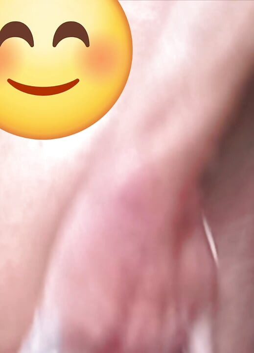 샤워에서 거품으로 자지 문지르기