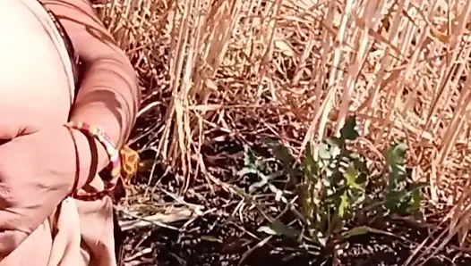 Gehun katati Hui khet mein apni chut mein ungaliyan dalkar Pani nikal rahi hai devar chupke se dekh raha hai