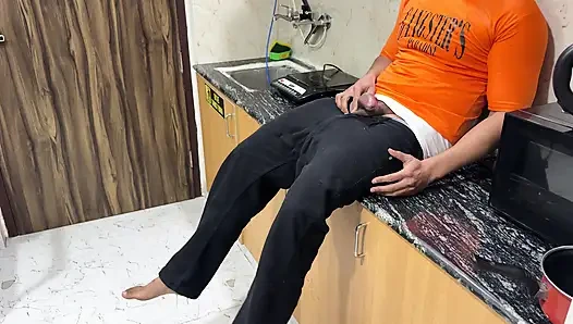 Büyük yaraklı üvey oğul büyük memeli üvey annesini veriyor ve onu sikiyor